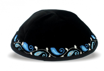 Kippah en velours. 20 cm - noir avec motif fleuri bleu et blanc